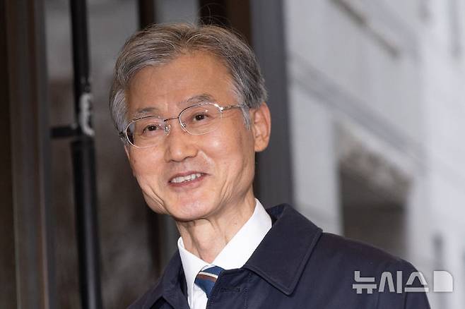 [서울=뉴시스] 황준선 기자 = 조희대 대법원장이 23일 오전 서울 서초구 대법원으로 출근하며 취재진의 질문에 답변하고 있다. 2025.12.23. hwang@newsis.com