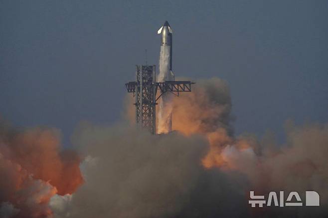 [보카치카=AP/뉴시스] 27일(현지 시간) 미 텍사스주 보카치카 인근 스페이스X 스타베이스 발사대에서 '스타십' 로켓이 발사되고 있다. 이날 스타십의 9번째 지구궤도 시험비행은 또다시 실패로 끝났다. 2025.05.28.