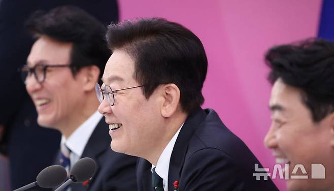 [부산=뉴시스] 최동준 기자 = 이재명 대통령이 23일 부산 동구 해양수산부 청사에서 열린 해수부 업무보고에서 발언하며 웃고 있다. (대통령실통신사진기자단) 2025.12.23. photocdj@newsis.com