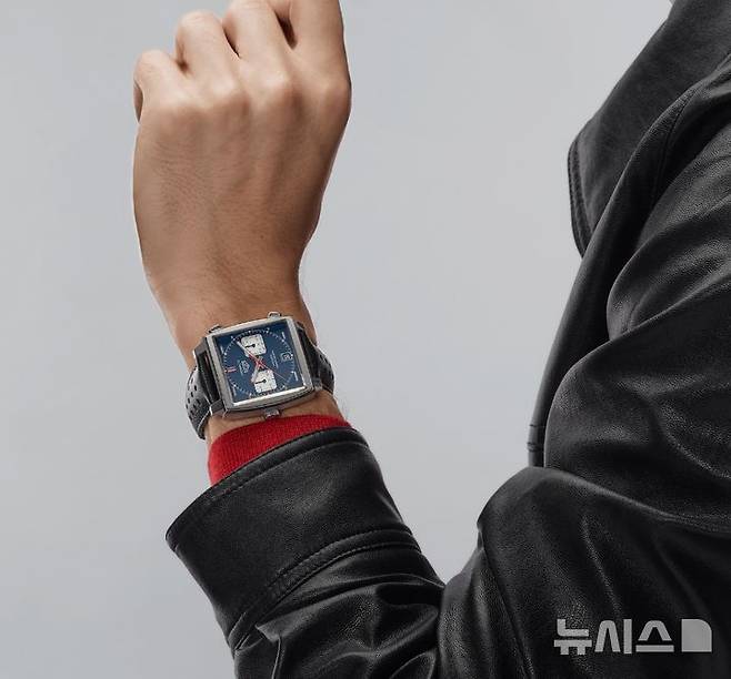 [서울=뉴시스] 태그호이어(TAG Heuer)의 모나코 크로노그래프 모델 이미지. (사진=태그호이어 누리집 갈무리) 2025.12.23. photo@newsis.com