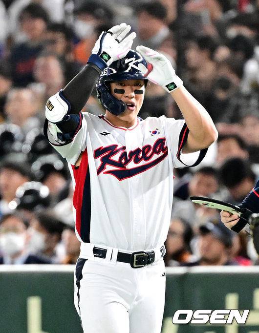 [OSEN=도쿄(일본), 조은정 기자] 16일 오후 일본 도쿄돔에서  ‘2025 NAVER K-BASEBALL SERIES’ 대한민국과 일본의 2차전 경기가 열렸다.한국은 정우주, 일본은 카네마루 유메토를 선발투수로 내세웠다.1회말 2사에서 대한민국 송성문이 내야안타를 치고 환호하고 있다. 2025.11.16 /cej@osen.co.kr