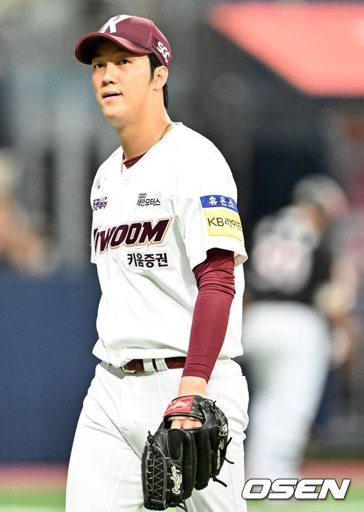 [OSEN=고척, 민경훈 기자] 11일 오후 서울 고척스카이돔에서 ‘2023 신한은행 SOL KBO리그’ 키움 히어로즈와 KT 위즈의 경기가 열렸다.5회말 2사 주자 2루 대타로 타석에 오른 KT 강백호를 헛스윙 삼진아웃으로 막아낸 키움 선발 안우진이 덕아웃으로 향하고 있다. 2023.07.11 /rumi@osen.co.kr