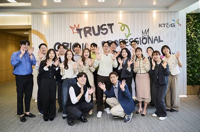 방경만(두 번째 줄 왼쪽 네 번째) KT&G 사장이 취임 직후인 지난해 4월 17일 서울 대치동 서울 사옥에서 수평적인 조직문화 조성을 위해 직원들과 ‘캐주얼 미팅’을 가진 후 기념사진을 촬영하고 있다. KT&G 제공