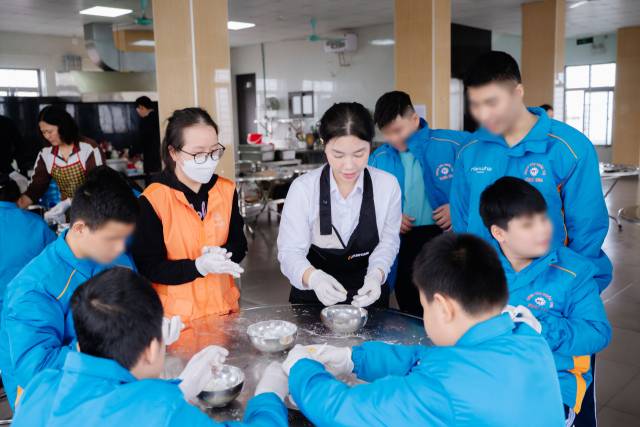 한화비전·아워홈 임직원이 시각장애 아이들과 떡 만들기 체험을 하고 있다. 사진 제공=한화비전