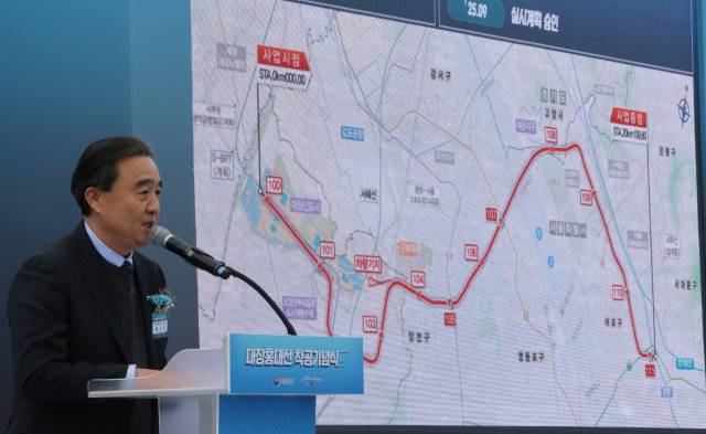 15일 경기도 부천시 오정대공원 축구장에서 열린 대장~홍대선 착공 기념식에서 현대건설 컨소시엄의 특수목적법인 서부광역메트로(주)의 백상현 대표가 경과 보고를 하고 있다. 부천=연합뉴스