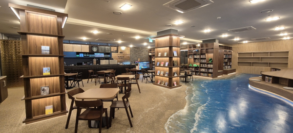 e편한세상 송도 아파트 내 입주민 전용 커뮤니티 북카페 ‘더테라스’ 전경. 위 프라우들리 서브 스타벅스 커피 프로그램과 연계한 아파트너 공간 솔루션으로 운영되며, 카페와 독서 공간, 다양한 커뮤니티 시설이 함께 구성되어 입주민의 라이프스타일과 편의성을 극대화한다.