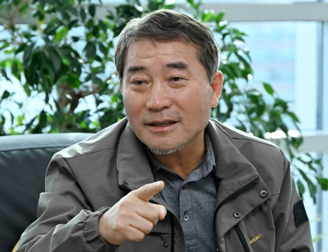 남민우 다산그룹 회장이 경기 성남시 다산그룹 본사에서 진행된 인터뷰에서 최근 출간한 ‘법구경’ 편역본에 대해 설명하고 있다. 성남=성형주 기자