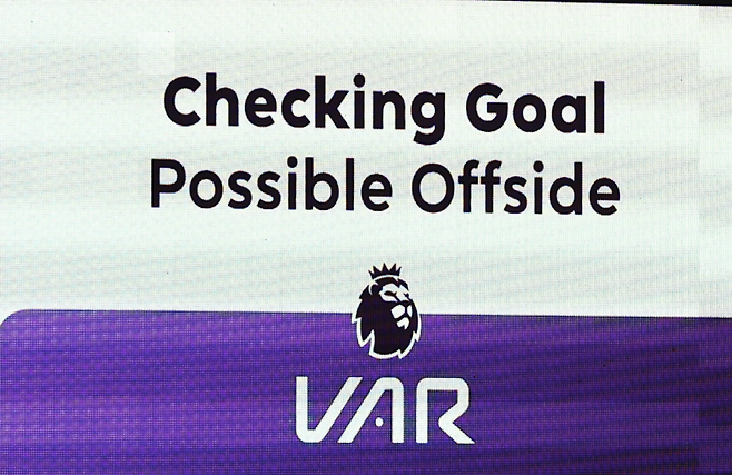 VAR 진행을 알리고 있는 프리미어리그 전광판. 게티이미지