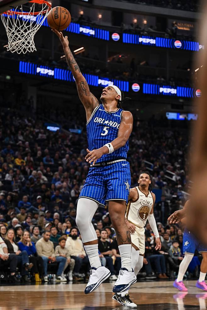 파올로 반케로가 23일 미국 캘리포니아주 샌프란시스코의 체이스 센터에서 열린 골든스테이트 워리어스와의 2025~2026 미국프로농구 정규리그 원정 경기에서 슛하고 있다.   샌프란시스코 | AP연합뉴스