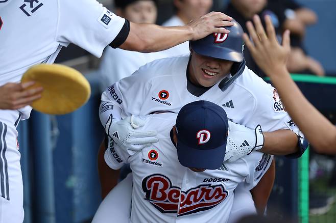 두산 박준순이 7월23일 잠실 한화전에서 홈런을 친 뒤 더그아웃에서 동료들의 축하를 받고 있다. 두산베어스 제공