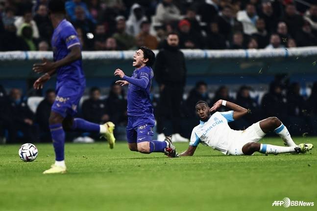 미나미노 다쿠미(가운데)가 태클에 걸려 쓰러지고 있다. /AFPBBNews=뉴스1