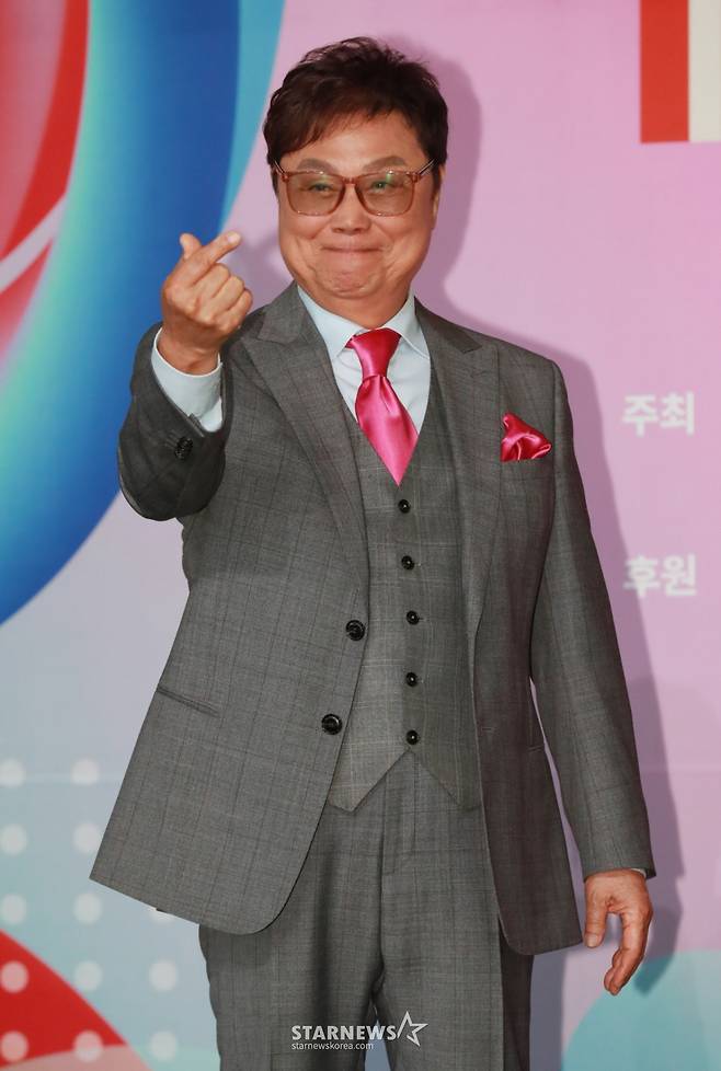 가수 남진이 12일 오후 서울 마포구 상암동 SBS 프리즘 타워에서 진행된 트롯뮤직어워즈 2024 레드카펫 행사에 참석해 포즈를 취하고 있다. /2024.04.12 /사진=이동훈