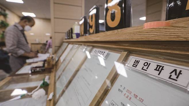 개인회생 신청 건수는 지난해에 이어 올해도 사상 최고치를 경신할 전망이다.[사진｜뉴시스]&nbsp;