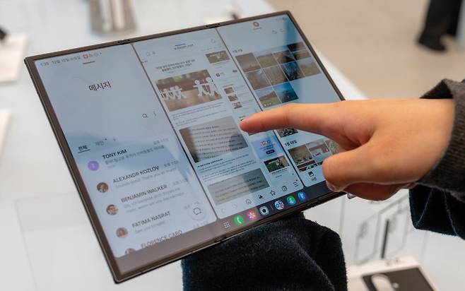 갤럭시 Z 트라이폴드에서 애플리케이션 3개를 실행해 1:1:1 분할 화면으로 띄운 모습. 홍태식