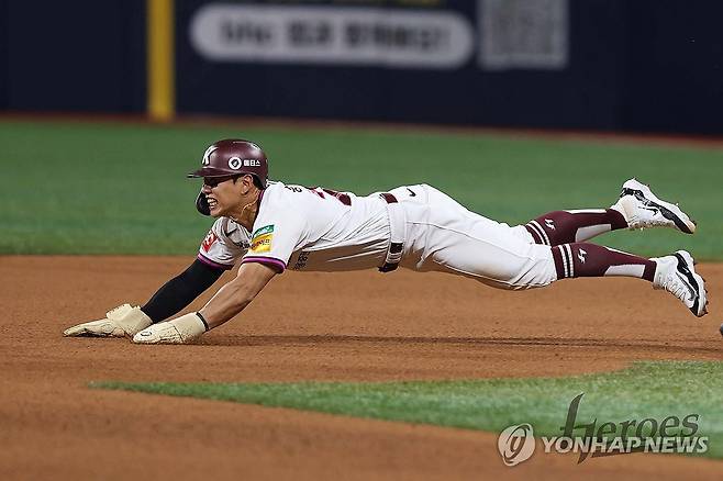 키움 송성문, 29연속 도루 성공…이종범과 최다 기록 타이 (서울=연합뉴스) 프로야구 키움 히어로즈의 간판타자 송성문이 28년 묵은 KBO리그 도루 기록을 깨웠다. 송성문은 22일 서울 고척스카이돔에서 열린 2025 프로야구 삼성 라이온즈와 홈경기에서 6회 2사 후 우전안타를 치고 나간 뒤 2루 도루에 성공했다. 이로써 송성문은 2023년 8월 13일 잠실 LG 트윈스 경기부터 29연속 도루에 성공, 1997년 이종범이 작성한 KBO리그 역대 최다 연속 도루 기록과 타이를 이뤘다. 2025.5.22 [키움히어로즈 제공. 재판매 및 DB 금지] photo@yna.co.kr