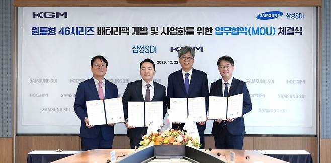 삼성SDI-KGM, 차세대 전기차용 배터리팩 개발 및 사업화를 위한 업무협약 체결식 KG타워에서 열린 '차세대 전기차용 배터리팩 개발 및 사업화를 위한 업무협약 체결식'에서 최익규 삼성SDI 소형사업부장 부사장(왼쪽 세번째)과 곽정현 KGM 사업전략부문장 사장(왼쪽 두번째)이 기념 사진을 찍고있다. [삼성SDI 제공. 재판매 및 DB 금지]