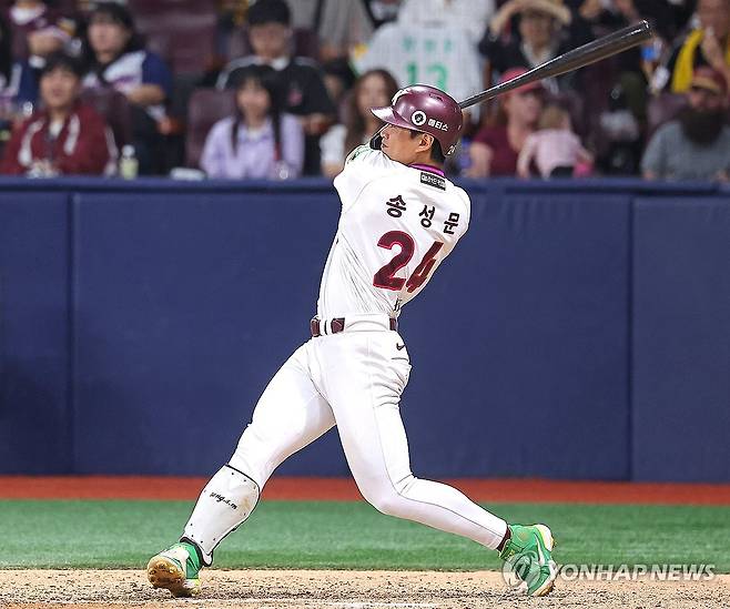 송성문 적시타 (서울=연합뉴스) 류영석 기자 = 9일 서울 고척스카이돔에서 열린 프로야구 2025 KBO리그 LG 트윈스와 키움 히어로즈의 경기.
    6회말 무사 1, 2루 상황 키움 송성문이 1타점 적시타를 치고 있다. 2025.9.9 ondol@yna.co.kr