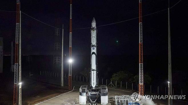 이노스페이스 우주발사체 '한빛-나노' 발사 시각 오전 10시 확정 (서울=연합뉴스) 우주발사체 기업 이노스페이스는 첫 상업 우주발사체 '한빛-나노' 발사 시각이 한국시간 23일 오전 10시(현지시간 22일)로 확정됐다고 밝혔다.
    사진은 발사대에 기립해있는 이노스페이스 '한빛-나노'. 2025.12.23 [이노스페이스 제공. 재판매 및 DB 금지] photo@yna.co.kr