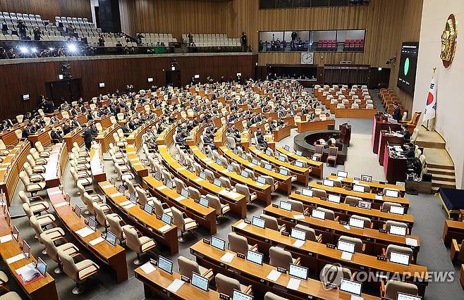 내란전담재판부법 국회 통과 (서울=연합뉴스) 이동해 기자 = 23일 국회에서 열린 12월 임시국회 본회의에서 12·3 윤석열 비상계엄 등에 대한 전담재판부 설치 및 제보자 보호 등에 관한 특별법이 무제한 토론(필리버스터) 끝에 통과되고 있다.
이날 표결에 국민의힘은 불참했다. 2025.12.23 eastsea@yna.co.kr