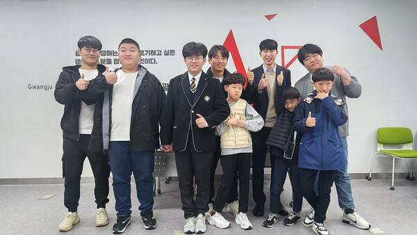 지난 2024년 3월 광주e스포츠교육원에서 프로게이머 선수들(노바·솔파·막눈)과 장애인e스포츠 훈련생들이 협약 후 사진 촬영을 하고 있다. 정성현 기자