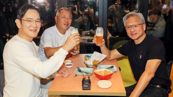 지난달 30일 소맥회동 중인 이재용 회장, 정의선 회장, 젠즌 황(왼쪽부터). /연합뉴스