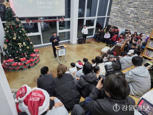 ◇구세군춘천교회 김영석 사관이 지난 22일 북한 이탈 청소년들의 직업 교육 기관인 해솔직업사관학교에서 열린 크리스마스 축하 행사에서 메시지를 하고 있다.