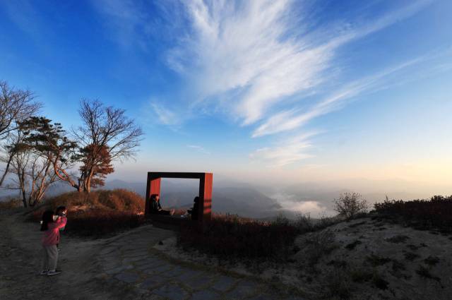 대구시 군위군 삼국유사면 화북4리 화산마을에 마련된 풍차전망대에서 바라본 모습. 군위군 제공.