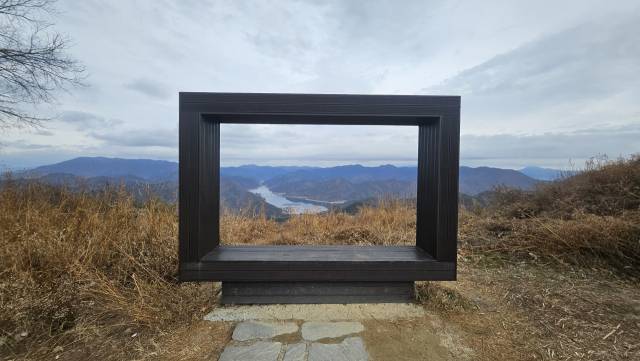 대구시 군위군 삼국유사면 화북4리 화산마을 내 풍차전망대에는 액자형 포토존이 마련돼 관광객들의 촬영 명소로 활용되고 있다. 장성현 기자