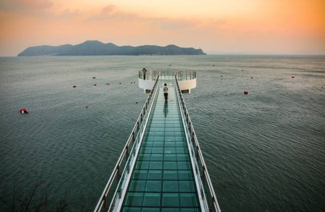 땅끝탑 가는 길 중간엔 바닥 전체가 유리로 된 스카이워크가 있다. 김도훈 기자