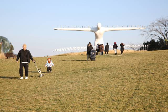 산이정원 내 하늘마루에 있는 대형 조형물