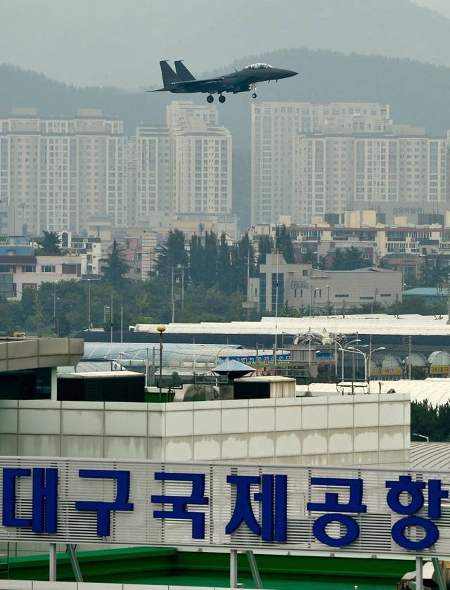 정부가 대구경북신공항의 민간 공항 건설을 19일 공식화했다. 하지만 군공항 이전 사업은 내년도 예산확보 실패로 제동이 걸려 신공항 건설은 여전히 갈 길이 멀다. 대구국제공항 활주로를 향해 공군 전투기가 랜딩 기어를 내린 채 착륙하는 모습. 매일신문 DB