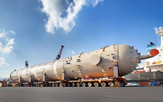 Linde사 Amur Gas Chemical Complex 프로젝트 타워 기기 출하 모습. Amur Gas Chemical Complex 프로젝트에 공급되는 범한메카텍의 타워 기기가 창원 공장에서 출하되고 있다.