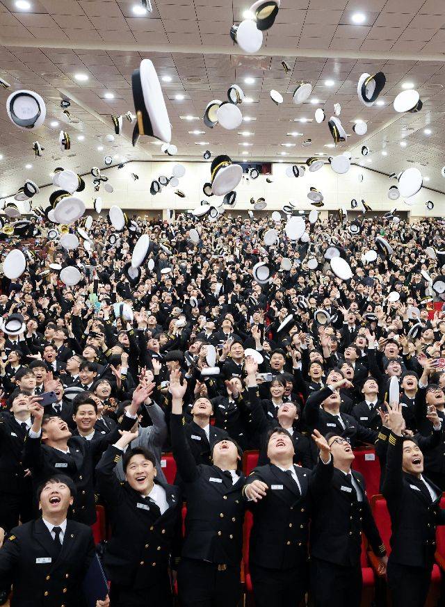 부산 한국해양대학교에서 열린 지난 해사대학 2023학년도 전기 학위수여식에서 졸업생들이 모자를 던지며 자축하고 있다. 한국해양대 해사대학은 남학생이 병역특례에 따라 졸업 후 한 달간 군사교육을 거친 뒤 승선하므로 다른 단과대학보다 한 달 일찍 학위수여식을 한다. 정종회 기자 jjh@