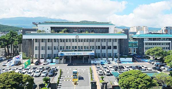 지속적으로 증가하던 제주도 총인구수가 '70만명'을 돌파한 지 1년 만에 다시 하락세로 전환된 것으로 나타났다. 사진은 제주도청 전경.