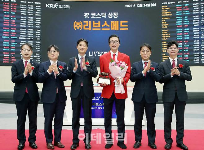 리브스메드 코스닥시장 상장 기념식 현장. (왼쪽부터) 김대영 한국IR협의회 부회장, 이충훈 삼성증권 부사장, 민경욱 한국거래소 코스닥시장본부장, 이정주 리브스메드 대표이사, 성주완 미래에셋증권 부사장, 김준만 코스닥협회 전무. (사진=한국거래소)