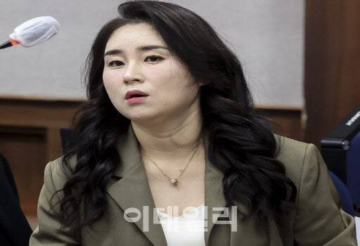 윤석열 전 대통령 법률대리인단인 김계리 변호사가 지난 9월 26일 서울 서초구 서울중앙지방법원에서 열린 윤 전 대통령에 대한 ‘특수공무 집행 방해, 직권남용 권리행사 방해 혐의’ 첫 재판에 출석해 있다. (사진=공동취재단)