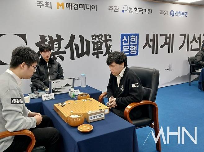 한승주 9단(오른쪽)이 중국의 강자 탄샤오 9단과 대국하고 있다.(사진 MHN 엄민용 선임기자)