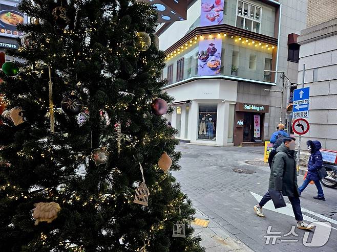 24일 서울 명동 거리에 크리스마스 트리가 장식돼 있다. 2025.12.24/ⓒ 뉴스1 유채연 기자
