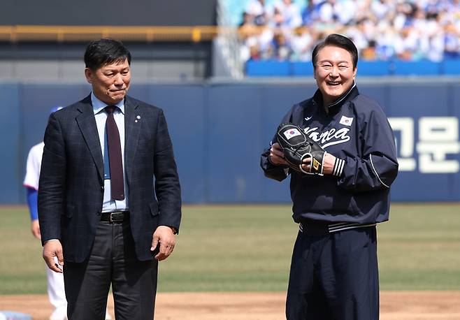 프로야구 개막전 시구 준비하는 윤석열 전 대통령. 2023.4.1 연합뉴스