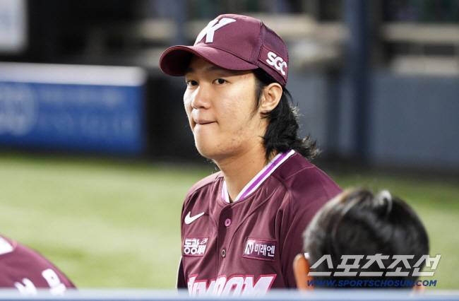 18일 잠실구장에서 열린 두산 베어스와 키움 히어로즈의 경기. 소집 해제 후 1군에 합류한 안우진이 경기를 지켜보고 있다. 잠실=박재만 기자 pjm@sportschosun.com/2025.09.18/