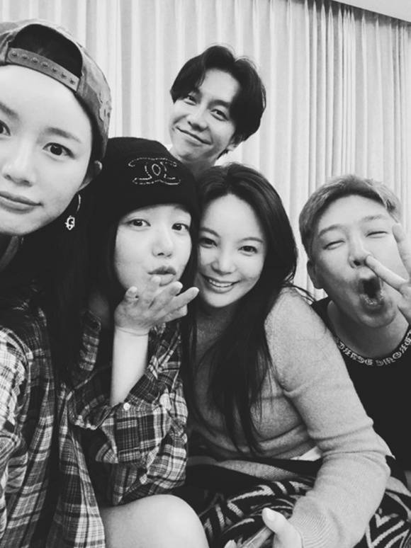 원헌드레드는 레이블 빅플래닛메이드엔터를 통해 가수 겸 배우 이승기(가운데 위)를 영입하는 등 지난 2년여 동안 덩치를 키웠다. 사진은 MC몽이 지난 9월 소셜 미디어에 올린 것으로 이승기 아내인 배우 이다인, 배우 이유비, 차가원 대표, MC몽(왼쪽부터). 이다인은 이 사진이 2024년에 촬영한 것이라고 했다. /MC몽 소셜 미디어
