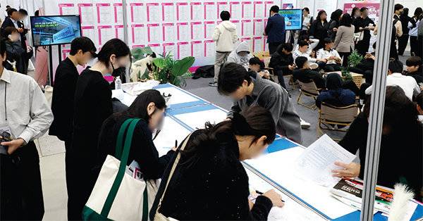 정부세종컨벤션센터에서 열린 ‘2025 세종청년취업박람회’에서 구직자들이 자신에게 맞는 일자리를 찾고 있다.&nbsp;&nbsp;