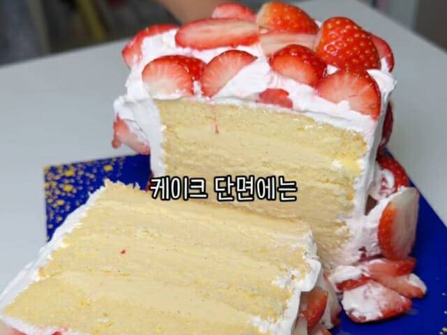 한 유튜버가 베리밤 케이크의 단면을 설명하는 모습