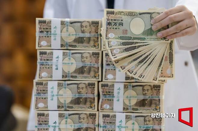 서울 중구 하나은행 위변조대응센터에서 직원이 엔화를 정리하고 있다.