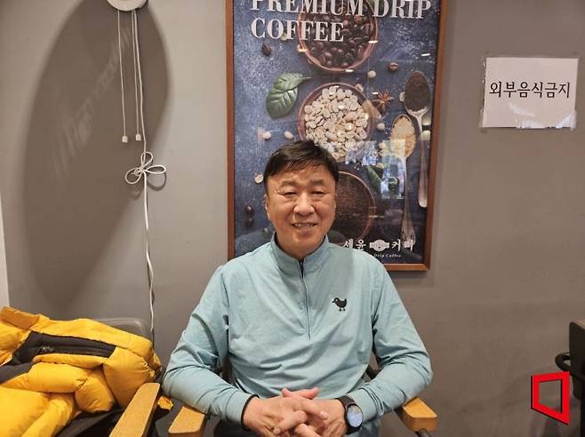 지난달 27일 부산 동구 한 카페에서 사전 장례주관자 지정 사업에 참여한 박상문씨(57)가 사업 참여 계기를 밝히고 있다. 박승욱 기자