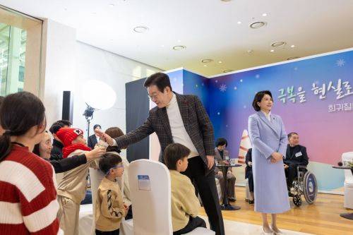 이재명 대통령이 24일 서울 서대문구 신촌세브란스 연세암병원 중입자치료센터에서 열린 희귀질환 환우·가족 간담회가 끝난 뒤 어린이들과 하이파이브를 하고 있다. 연합뉴스