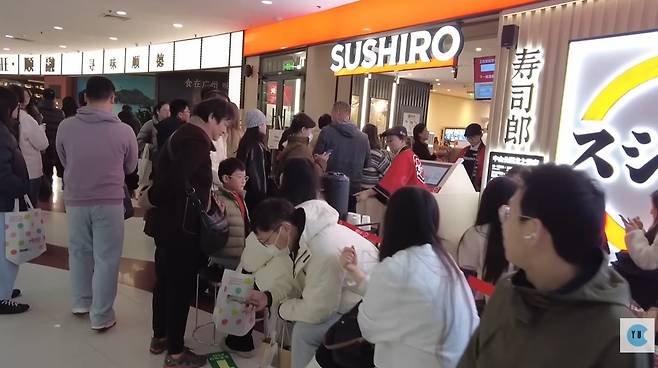지난 6일 중국 상하이에 문을 연 일본 초밥 전문점 ‘스시로’ 매장을 찾은 방문객들이 가게 앞을 가득 메우고 있다. 중·일 관계가 악화되고 중국이 자국민의 일본 유학·여행 등을 제한하고 있지만, 중국 내 일본식 음식점 등은 성업 중이다. 일부 매장은 인파가 지나치게 몰려 대기 시간이 최장 14시간까지 늘어난 것으로 알려졌다./유튜브