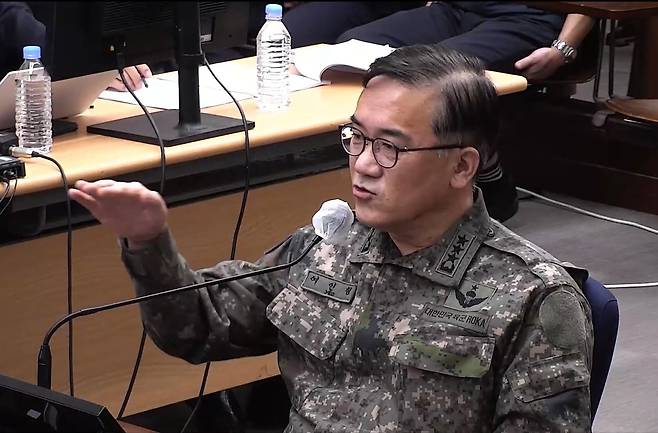 여인형 전 국군방첩사령관이 지난달 24일 서울 서초구 서울중앙지법에서 열린 윤석열 전 대통령의 내란 우두머리, 직권남용 권리행사방해 혐의 사건 속행 공판에 증인으로 출석해 발언하고 있다. /연합뉴스