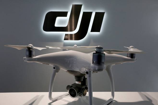 DJI 홍콩 플래그십스토어에 드론 제품이 전시돼 있다./로이터연합뉴스