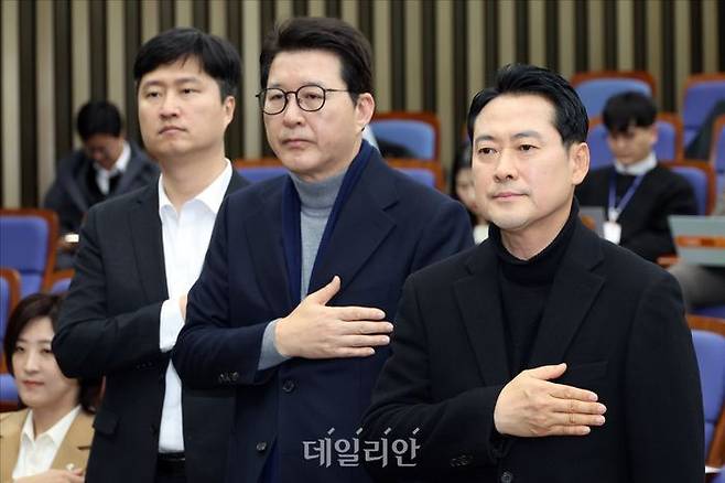 장동혁 국민의힘 대표 등이 지난 17일 오후 국회에서 열린 국민의힘 정책 의원총회에서 국민의례를 하고 있다. ⓒ데일리안 홍금표 기자